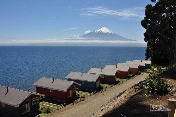 Chalés na orla do lago Llanquihue, com vista privilegiada para o vulcão Osorno, na região de Puerto Varas, no sul do Chile